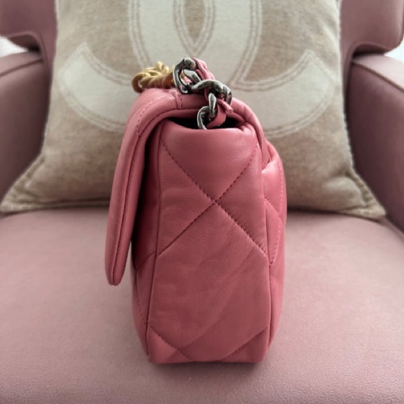 CHANEL 19 BAG (AUTHENTIC) - Picture 4 of 10